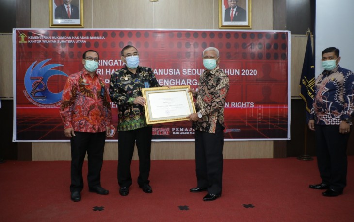 Bupati Asahan Terima Penghargaan Peduli Hak Asasi Manusia