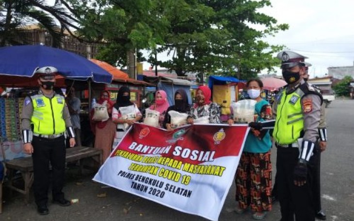 Polantas Polres Bengkulu Selatan Bagikan Beras Untuk Pedagang Kecil 