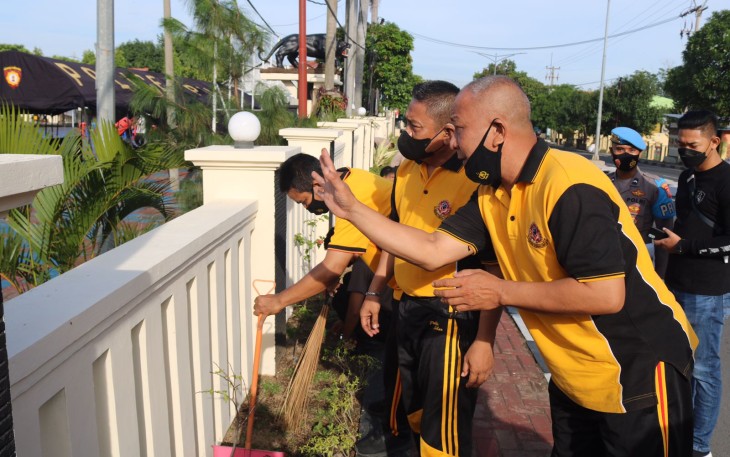 Rutinitas hari jumat dilaksanakan Apel olahraga pagi kemudian dilanjutkan dengan korve