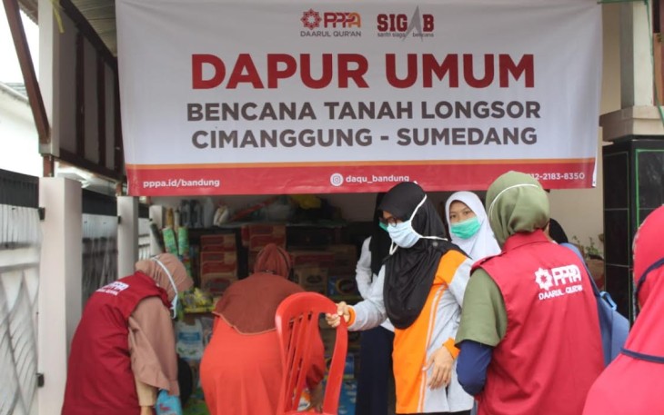 PPPA Daarul Quran Bandung Salurkan Bantuan untuk Warga Terdampak Longsor di Cimanggung