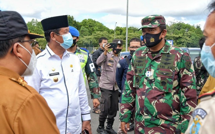 Danlanud RHF Bersama Gubernur Kepri Sambut Kedatangan 13000 Unit Vaksin Covid-19 di Tanjung Pinang