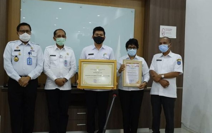 Wakil Bupati Bengkulu Utara Arie Septia Adinata SE MAp Saat Menerima Penghargaan Sebagai Kabupaten Peduli Hak Asasi Manusia Pada Tahun 2020