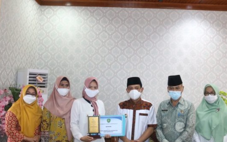 Wakil Wali Kota Bengkulu Dedy Wahyudi Saat Memberikan Reward Kepada Chairunnisa Al Ghafiqi