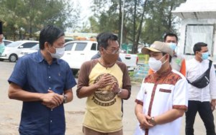 Wakil Wali Kota Bengkulu Dedy Wahyudi Saat Meninjau Proyek Pembangunan Tepi Sungai Kota Tuo di Kelurahan Pasar Bengkulu