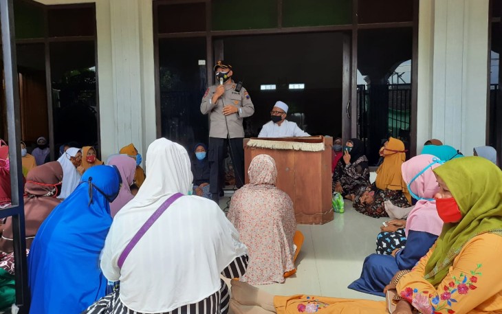 Kalpolsek Weleri AKP Miyardi SH. Mengimbau kepada jamaah pengajian untuk laksanakan prokes Selasa 5/1/2020