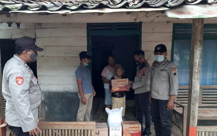 Kapolsek Limpung AKP Yorisa Prabowo saat menyerahkan bantuan sosial di dukuh Pekiringan, Banyuputih kabupaten Batang, Selasa (5/1/2021).