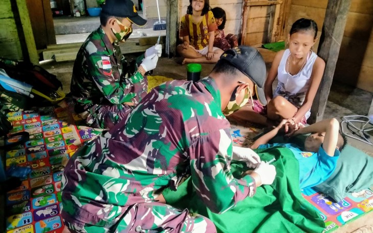 Pamtas RI-MLY Yonif 407/PK Melaksanakan Khitanan Door To Door Dengan Mendatangi Warga Yang Tidak Mampu di Dusun Lubuk Kedang