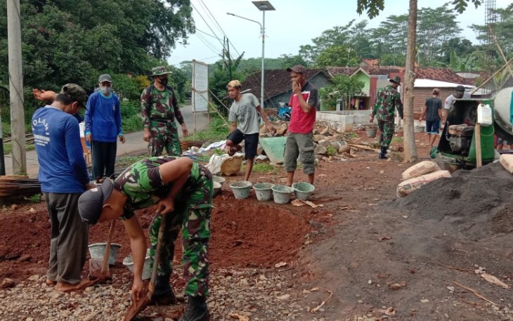 Komandan Koramil 10/Batang Kapten Inf Bardi Beserta Anggota Melaksanakan Kegiatan Karya Bakti Pembangunan Masjid Baitusalam