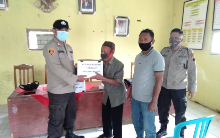 Kepolisian Resor (Polres) Batang konsisten membantu masyarakat kurang mampu yang terdampak pandemi COVID-19 diwilayah hukumnya.