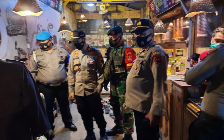 Kapolsek Kaliwungu AKP. Aryanindita Bagasatwika M, SIK, MH didampingi Personil Polsek dan Koramil laksanakan patroli Sabtu Malam, 9/1/2021.