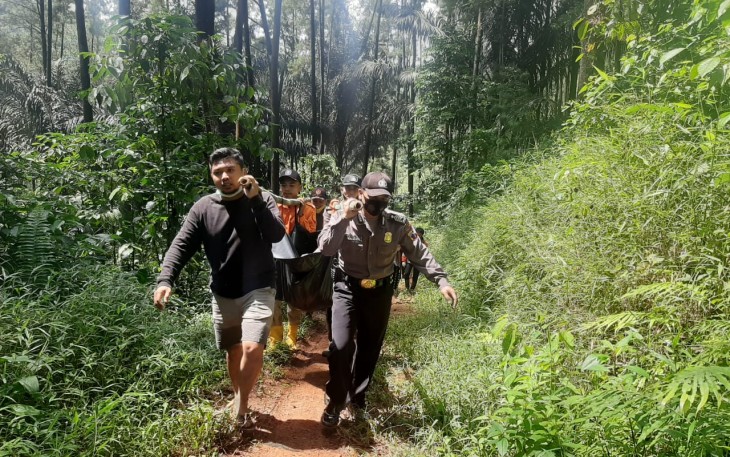 Anggota Polsek Tersono, Koramil, BPBD, relawan di bantu warga mengevakuasi korban dan membawa ke Rumah Sakit Limpung Sabtu 9/1/2020