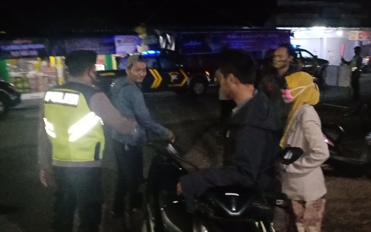Petugas Gabungan TNI, POLRI, Satpol PP / Trantib Kecamatan Gemuh laksanakan operasi yustisi di Wilayah Hukum Kecamatan Gemuh, Sabtu malam  9/1/2021.