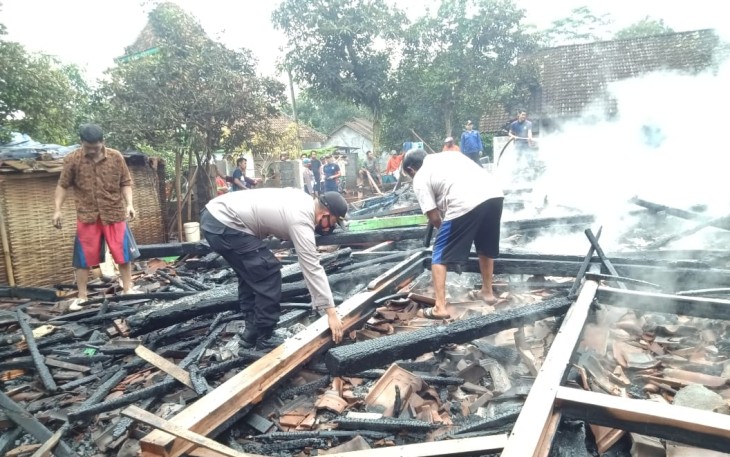 Polsek Subah, Koramil Subah, pemadam kebakaran bersama warga membersihkan puing-puing sisa kebakaran