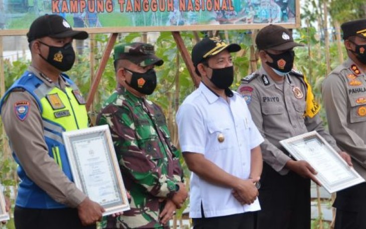 Wakil Wali Kota Bengkulu Dedy Wahyudi Bersama Kapolres dan Dandim Kota Bengkulu Saat Menghadiri Panen Raya Buah Melon di Kecamatan Muara Bangkahulu