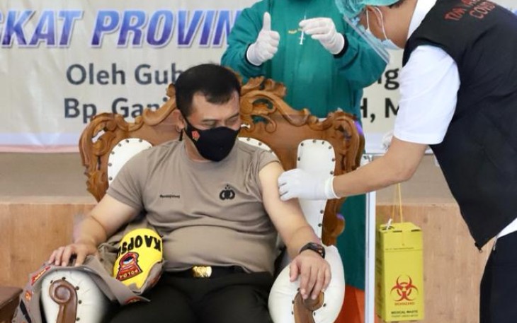 Kapolda Jateng Irjen Pol Ahmad Luthfi Menerima Vaksinasi Corona