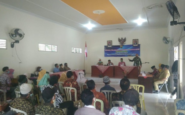 Komandan Koramil 12/Tulis Kapten Inf Supirno Bersama Forkompincam Kecamatan Kandeman menghadiri acara pengambilan sumpah / Janji dan pelantikan Perangkat Desa Botolambat bertempat di Balai desa Botolambat Kecamatan Kandeman Kabupaten Batang