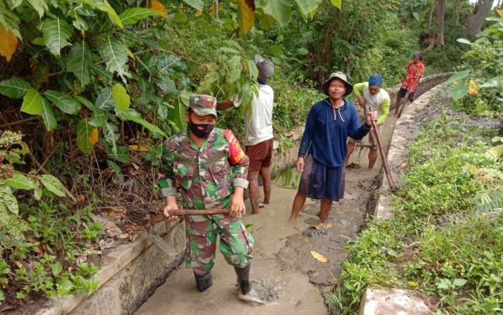 Babinsa Talakbroto Koramil 12/Simo Kodim 0724/Boyolali Sertu Darsidi Bersama Warga Masyarakat Setempat Melaksanakan Karya bakti Pengerukan Parit Saluran Air
