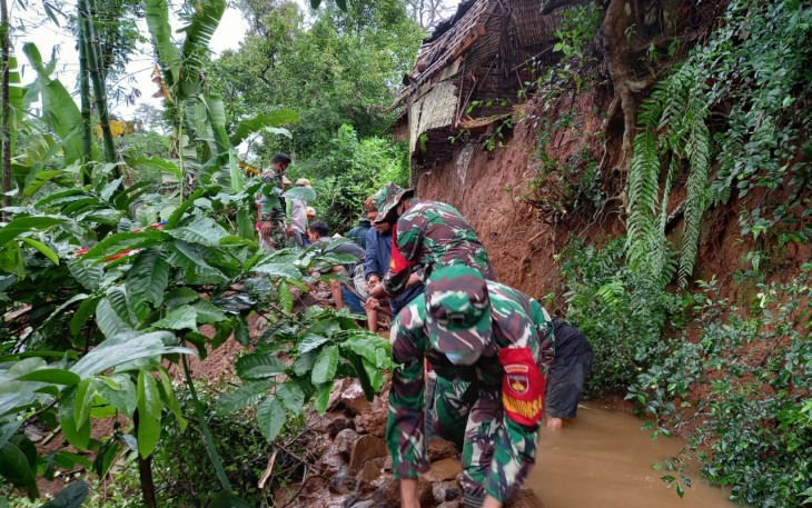Bhabinsa Bhabinkamtibmas dan Pemerintah Desa Bendosari Bersama Masyarakat Melaksanakan Karya Bhakti 