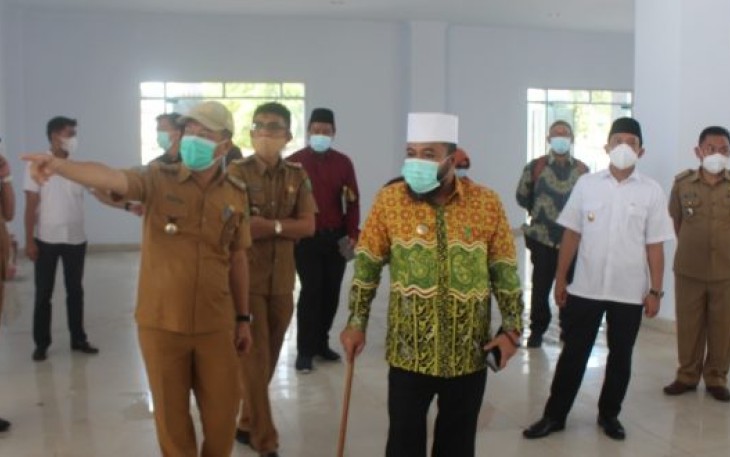 Walikota Bengkulu Helmi Hasan Saat Meninjau Gedung Balai Adat Kota Bengkulu