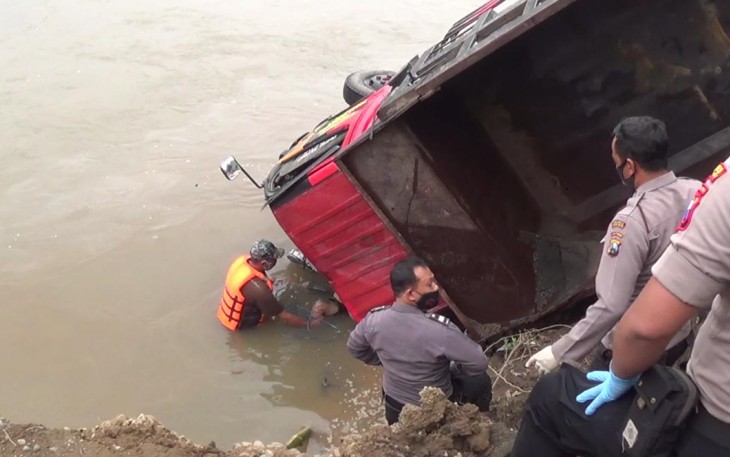 Mobil Kecemplung Sungai 