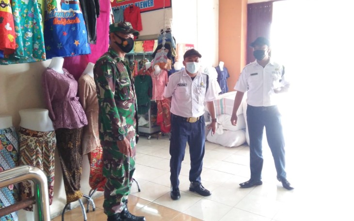 Babinsa Kelurahan Gajahan Kodim 0735/Surakarta Sertu Dwi Santoso bersinergi dengan Linmas dan Scurity Pasar selalu melakukan upaya dalam mencegah penyebaran Covid 19 di wilayah binaannya tempat kerumunan di Pasar Klewer Kelurahan Gajahan Kecamatan Pasar Kliwon, Jum'at (22/1/2021)