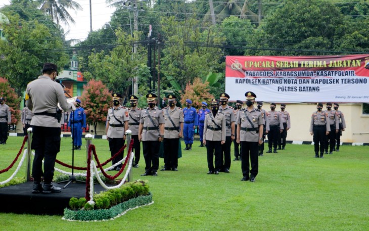 Kapolres Batang AKBP Edwin Louis Sengka memimpin upacara serah terima jabatan (sertijab) sejumlah pejabat Polres dan satu Kapolsek. Kegiatan itu dilaksanakan di Halaman Mapolres Batang, Jumat (22/1/2021). 