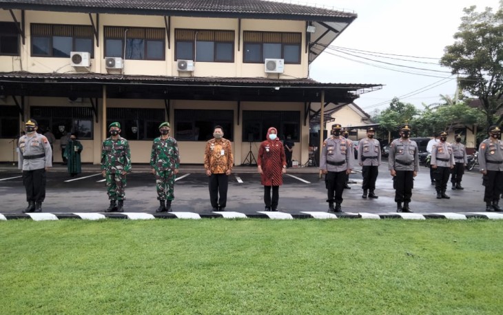 Polda Jawa Tengah, Kepolisian Resort Batang menggelar upacara serah terima jabatan pejabat di wilayah hukum Polres Batang Serah terima jabatan Kapolsek Batang, Kapolsek Tersono, Kabagops, Kabagsumda dan Kasatpolair, kegiatan ini dilaksanakan di Lapangan upacara Polres Batang. Jum'at  ( 22/1/21 ).