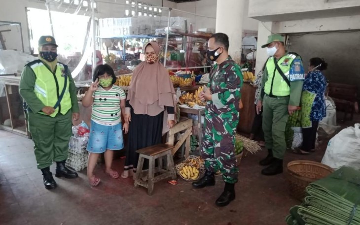 Babinsa Kelurahan Kepatihan Wetan Koramil 04/Jebres Kodim 0735/Surakarta Serda Budiono bersama Linmas melaksanakan kegiatan Pemberlakuan Pembatasan Kegiatan Masyarakat ( PPKM )