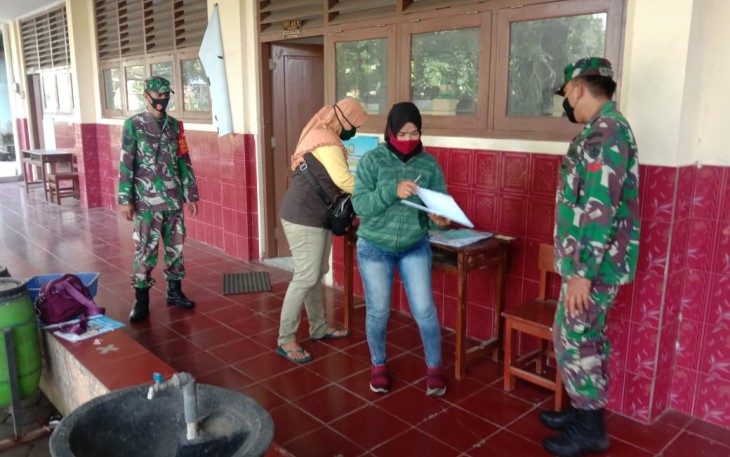 Babinsa Koptu Tito adakan pengecekan tentang penerapan Pemberlakuan Pembatasan Kegiatan masyarakat (PPKM) 