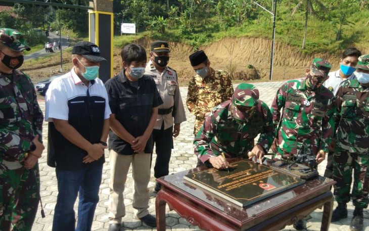 Pangdam IV/Diponegoro Mayjend TNI Bhakti Agus Fadjari menandatangani prasasti hasil pembangunan Karya Bakti Serbuan Teritorial Korem 071/Wijayakusuma, Selasa (26/01/2021) di Sentra Perekonomian Masyarakat Desa Darmakradenan, Kecamatan Ajibarang, Kabupaten Banyumas.