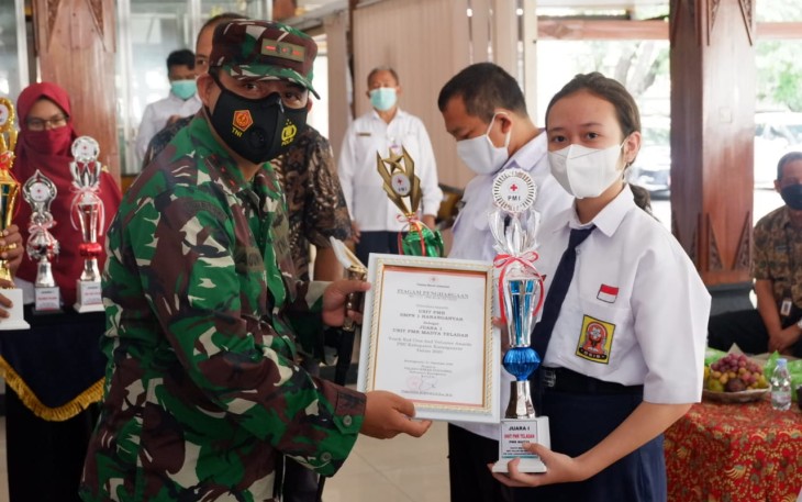 Komandan Kodim 0727/Karanganyar Letkol Inf Ikhsan Agung Widyo Wibowo, S.I.P.  menyerahkan penghargaan berupa Tropy, uang pembinaan dan Piagam kepada SMP Negeri 1 Karanganyar.