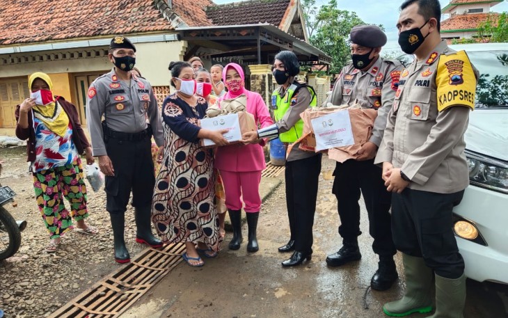 Kota Pekalongan - Ketua Bhayangkari Cabang  Pekalongan Kota kembali menggelar kegiatan bakti sosial kepada masyarakat yang membutuhkan, kali ini  menyalurkan Nasi Kotak, Masker Merah Putih dan air mineral kepada warga terdampak Banjir di dukuh Slumprit dan Sampangan Kecamatan Pekalongan, Utara dan kecamatan Pekalongan Timur Jum'at, (29 /1/2021) . Ratusan Nasi Kotak siap saji,Masker, dan Air mineral  dibagikan kepada masyarakat yang membutuhkan pada hari Jumat yang penuh berkah ini. Untuk teknis penyerahan d