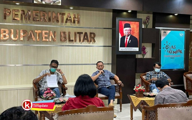 Plh Sekda Pemkab Blitar Mujianto (pegang Microphone) Saat Pimpin Rakor Pelaksanaan PPKM (foto : Faisal NR / Klikwarta.com) 