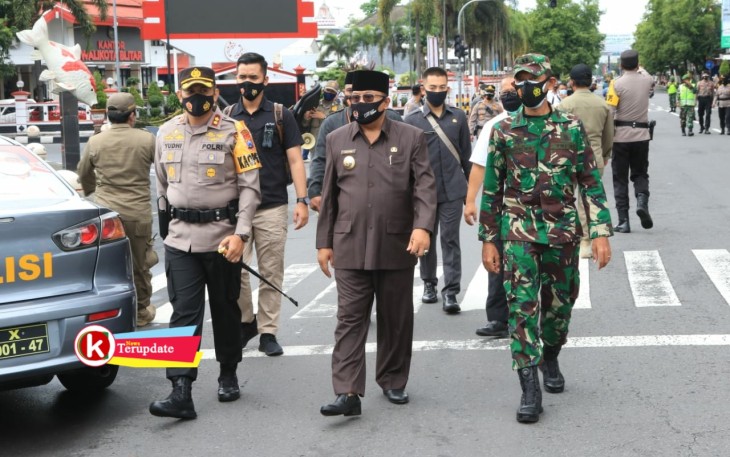 Walikota Blitar Santoso (paling depan, tengah) Didampingi Pgs. Dandim 0808/Blitar dan Kapolres Blitar Kota Usai Apel Pelaksanaan PPKM (foto : Faisal NR / Klikwarta.com) 