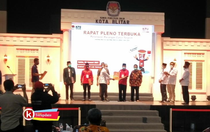 Walikota Blitar Terpilih Santoso (lima dari kanan) Terima Dokumen Penetapan Paslon Terpilih Walikota dan Wakil Walikota Blitar (foto : Faisal NR / Klikwarta.com Blitar) 