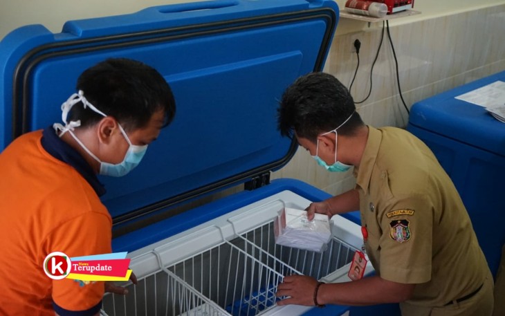 Vaksin Covid-19 Disimpan di Lemari Es oleh Petugas (foto : Faisal NR / Klikwarta.com Blitar) 