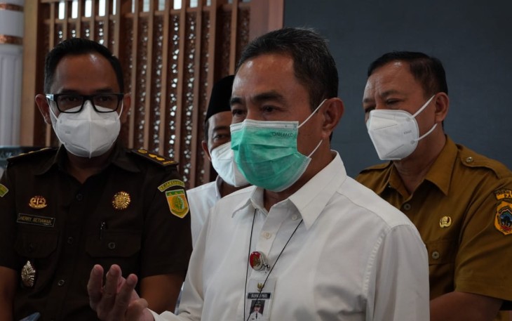 Bupati Pati Haryanto ketika memberikan pernyataan kepada media