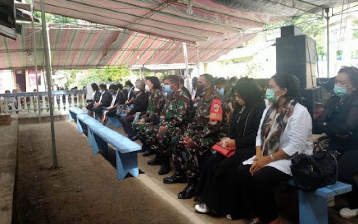 Personel Koramil 1310-02/Lembeh Bantu Pemakaman Ibu Mertua dari Karumkit Teling Manado