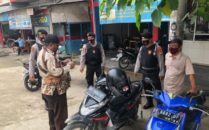 Enam Personel Sat Sabhara Polres Pringsewu Beri Imbauan Warga Patuhi Prokes Covid-19