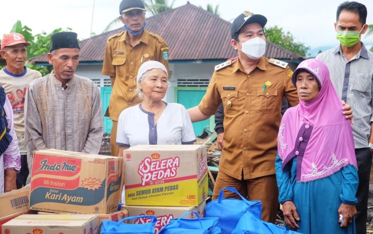 Wakil Bupati Bengkulu Utara Arie Septia Adinata SE MAP Saat Memberikan Bantuan Kepada Korban Kebakaran