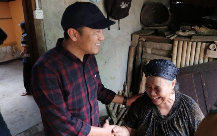 Ketua DPRD kabupaten kepahiang Windra Purnawan Saat Memberikan Bantuan