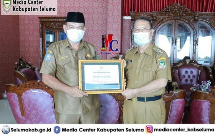 Penyerahan Piagam Penghargaan Oleh Dinas Kesehatan Kabupaten Seluma