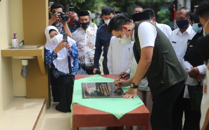 Dico M Ganinduto Bupati Kendal Terpilih Tandatangani Peresmian Gedung KB Bina Mulia Desa Sukolilan 