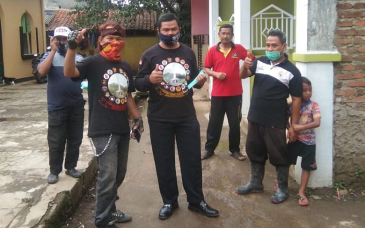 Forum Ormas Bale Endah Bandung Bagikan Ribuan Masker Kepada Warga Kampung Sindang Reret 