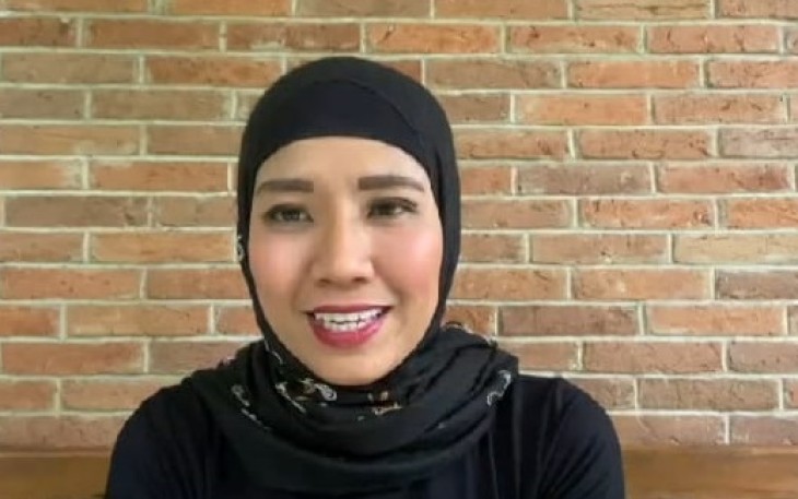 Dr. Devie Rahmawati M. Hum