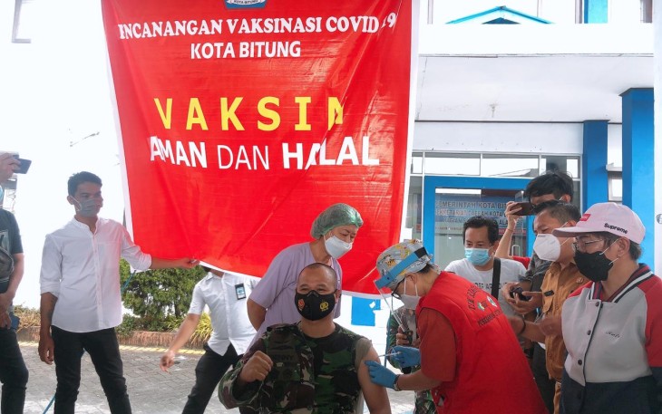 Dandim 1310/Bitung Letkol INF Benny Lesmana SE MHan Jadi Penerima Vaksin Sinovac Pertama