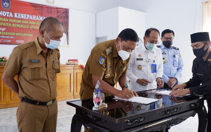 Bupati Bengkulu Utara Ir H Mian Saat Menandatangani MoU