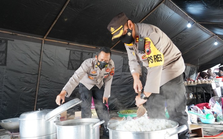 Kapolres  Kendal memasak di Dapur umum untuk memenuhi kebutuhan  masyarakat yang terdampak banjir