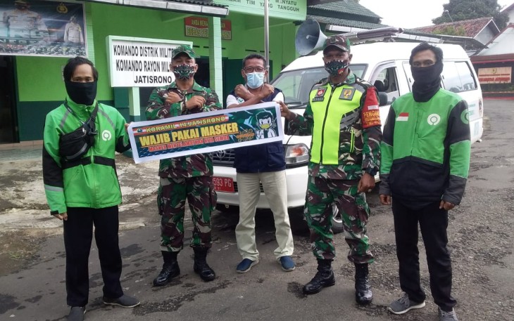 Koramil 14/Jatisrono Sertu Lasto, Serda Firman S, Polsek Jatisrono Aiptu Nanang Bribtu Agus pamungkas, Puskesmas 1 jatisrono Edi Asmoro AMK foto bersama