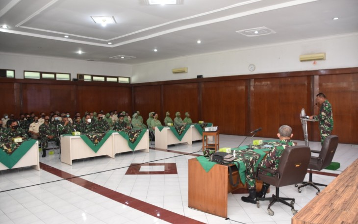 personel Korem 072/Pamungkas dan Sadisjan jajaran Rem 072/Pamungkas serta Persit Kartika Chandra Kirana  mengikuti "Ceramah Binroh Dan Bintalidjuang Bintaldam IV/Diponegoro" yang disampaikan oleh tim dari Bintaldam IV/Diponegoro, yang diketuai oleh Letkol Arm Toto Raharjo beserta 3 anggota dari Bintaldam IV/Diponegoro. 